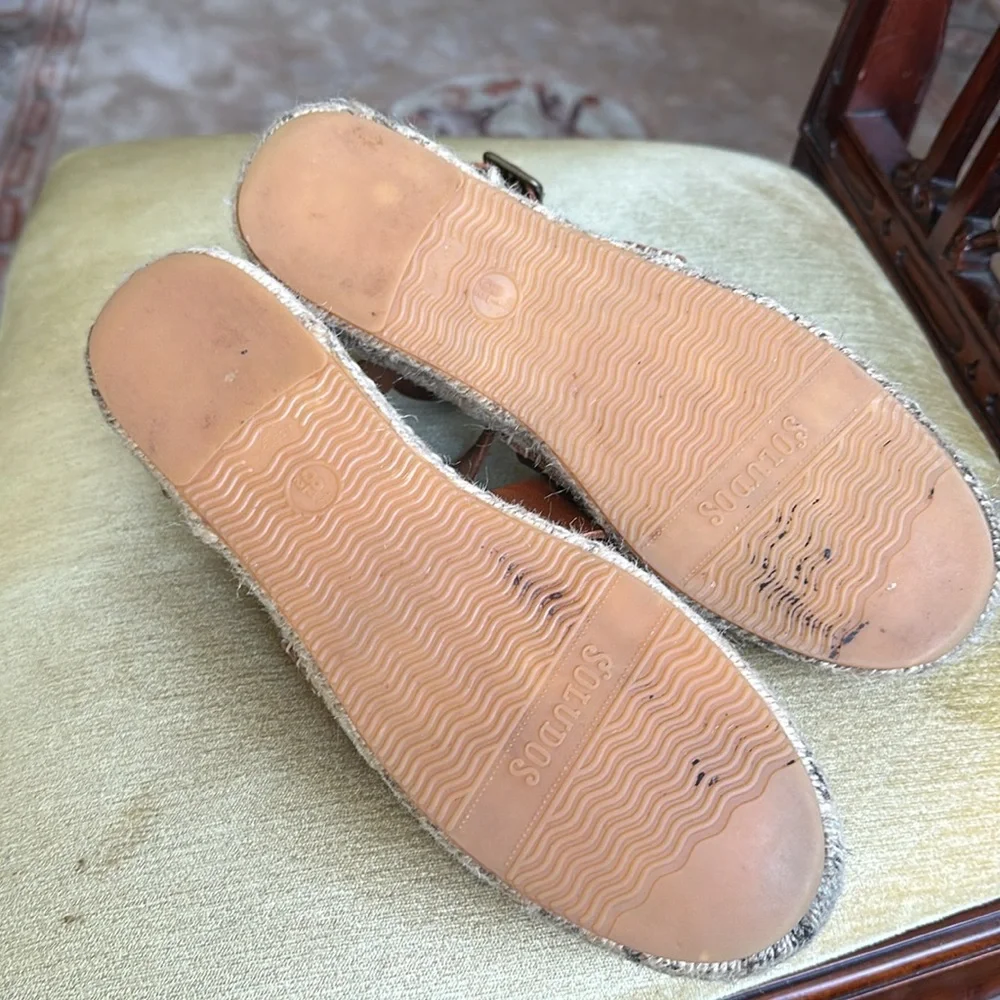 Soludos step out